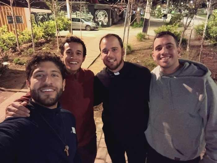 Misión en el barrio junto a jóvenes de la comunidad