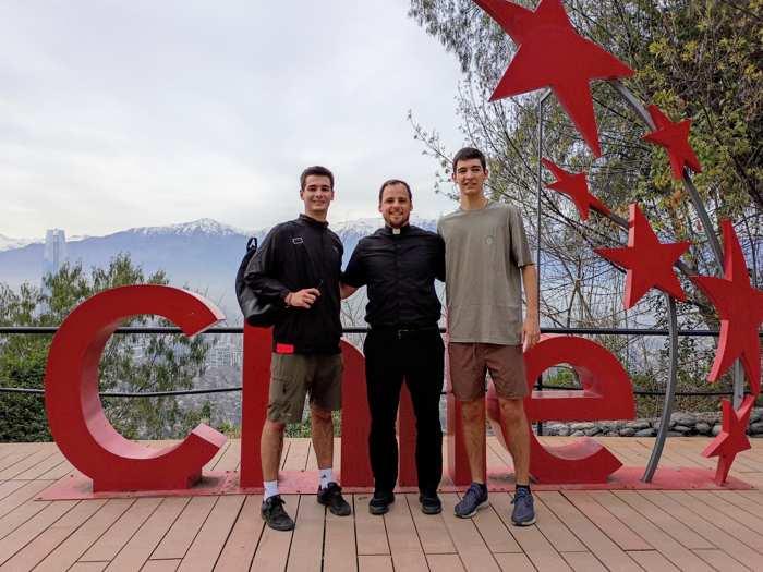 Salida misionera con jóvenes en un mirador de Santiago