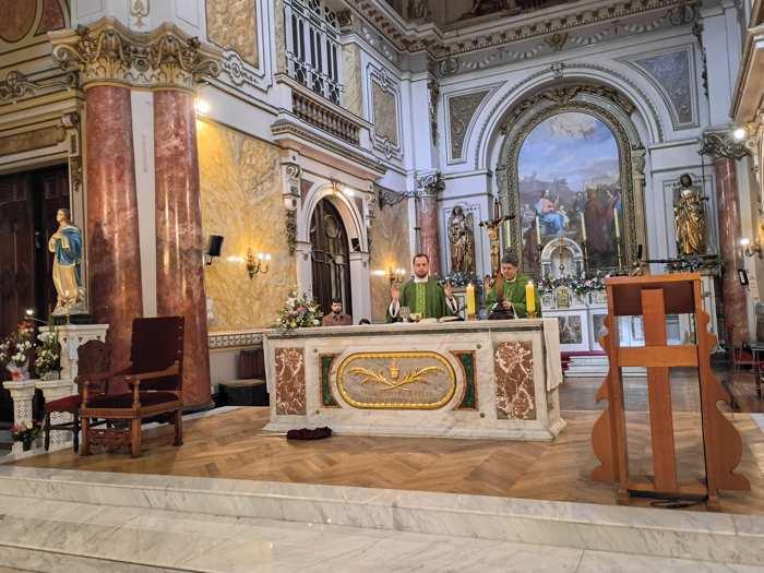 Celebrando la Santa Misa en una iglesia de Santiago