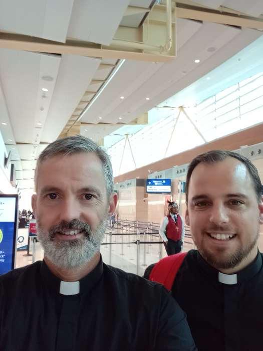 Despidiéndose antes de viajar a Chile para comenzar la misión