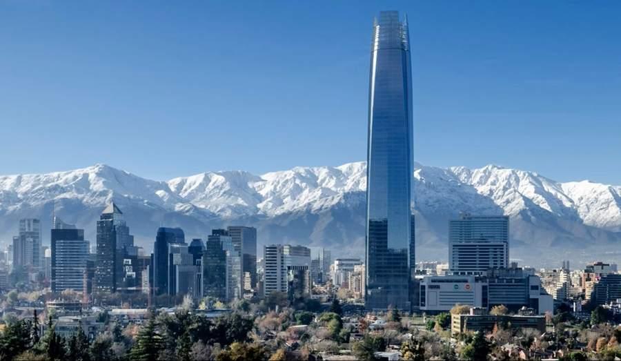 Vista de Santiago de Chile con la cordillera de los Andes de fondo