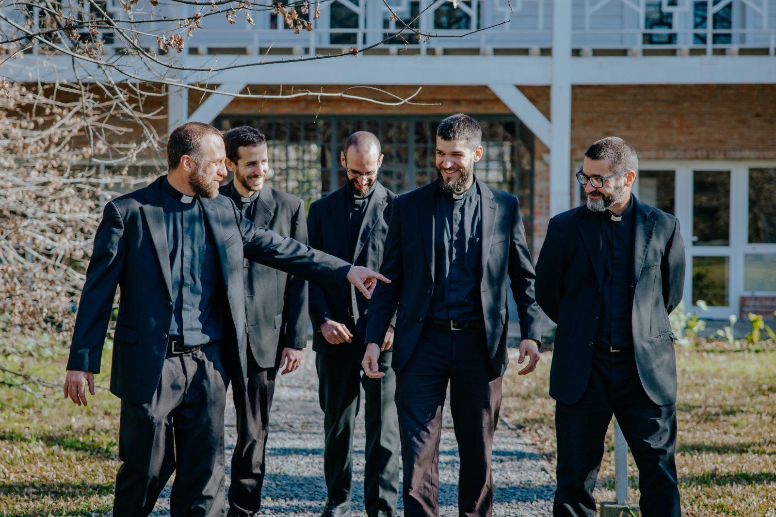 Bendición de la nueva casa con la comunidad reunida